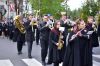 Orkiestra maszeruje przez miasto